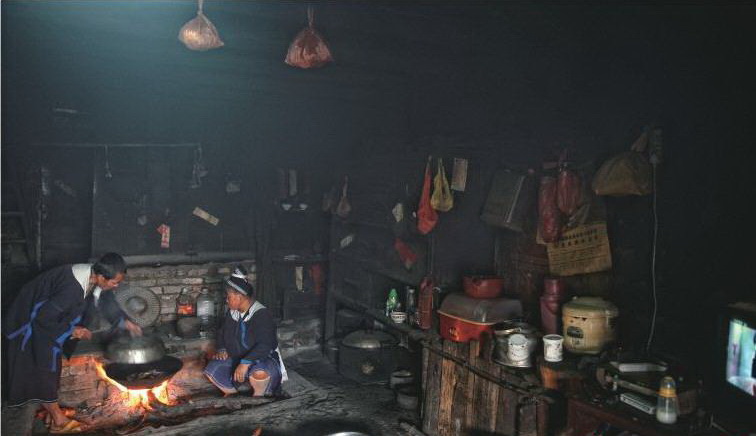 大多數(shù)瑤民還保留著燒柴做飯的傳統(tǒng)習(xí)俗。室內(nèi)被煙火長(zhǎng)期熏烤,黑乎乎的。
