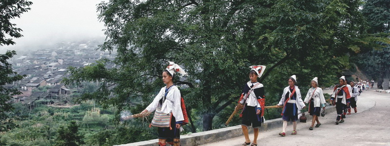 8月28日,寨里唐民義大不公去世的第六天。早上6點(diǎn)多,親屬拿稻草做的火把、盛滿米酒的銅酒壺,背著米飯,前往墳地給去世的老人“送飯”。