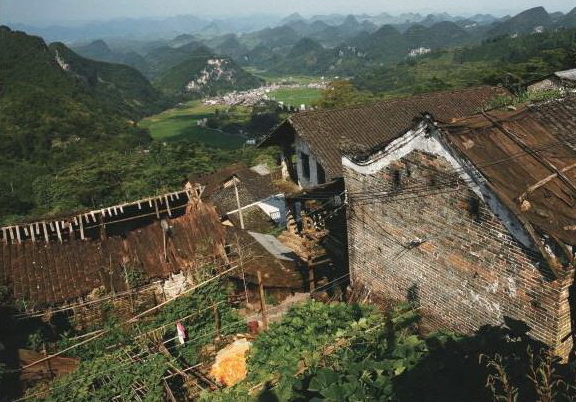 油嶺瑤寨許多傳統(tǒng)建筑已無人居住。不遠(yuǎn)的山下就是移民新村。