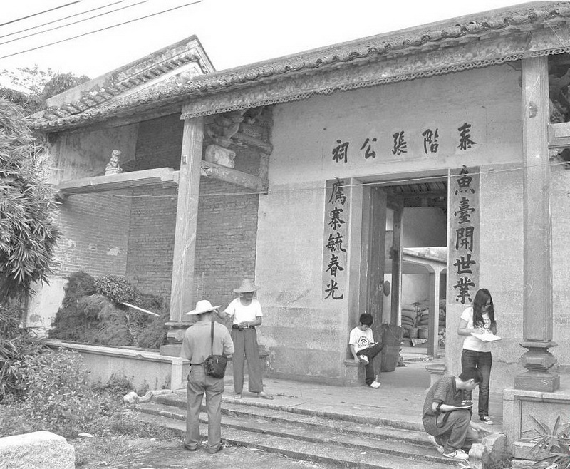 古色古香的泰階張公祠,掩映在一片綠竹叢中。清新區(qū)文物工作者正在進行田野調(diào)查。