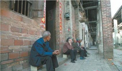 古街上的老人經(jīng)常聚集一起聊天。