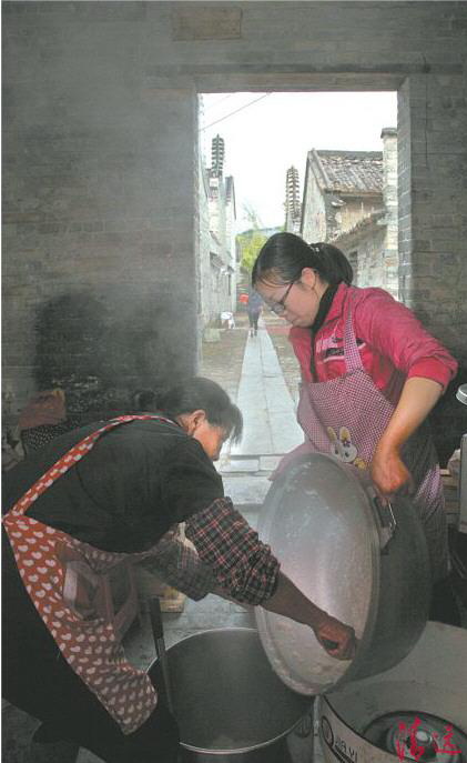 后勤人員緊張地準(zhǔn)備午飯。