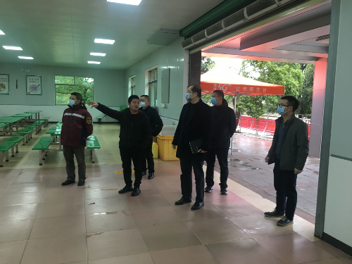 2022.02.18赴市工商技工學(xué)校開展春季開學(xué)專項(xiàng)檢查，查看學(xué)校食堂.jpg