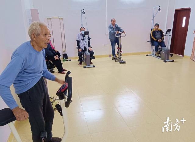 老人在敬老院健身房運動、健身。