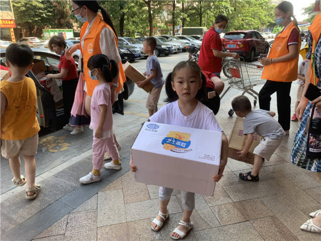清城區(qū)中冠幼兒園響應(yīng)號(hào)召向?yàn)?zāi)區(qū)捐贈(zèng)物資，師生、家長(zhǎng)協(xié)力開(kāi)展采購(gòu)。受訪(fǎng)者供圖